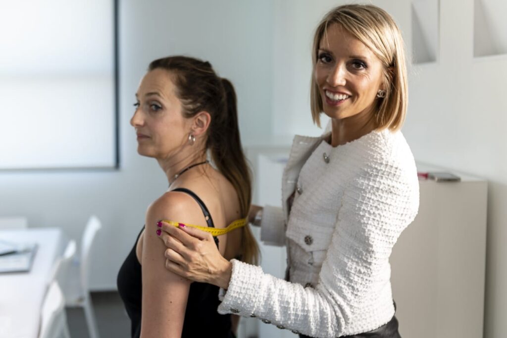 Nathalie prend les mesures de sa cliente pour un relooking en analyse de morphologie