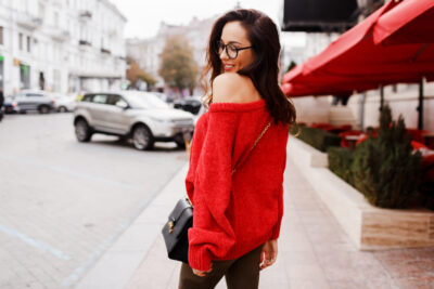 Femme avec un pull rouge