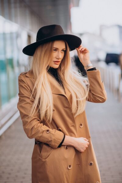 femme dans trench coat marron