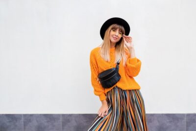 Femme portant un haut orange
